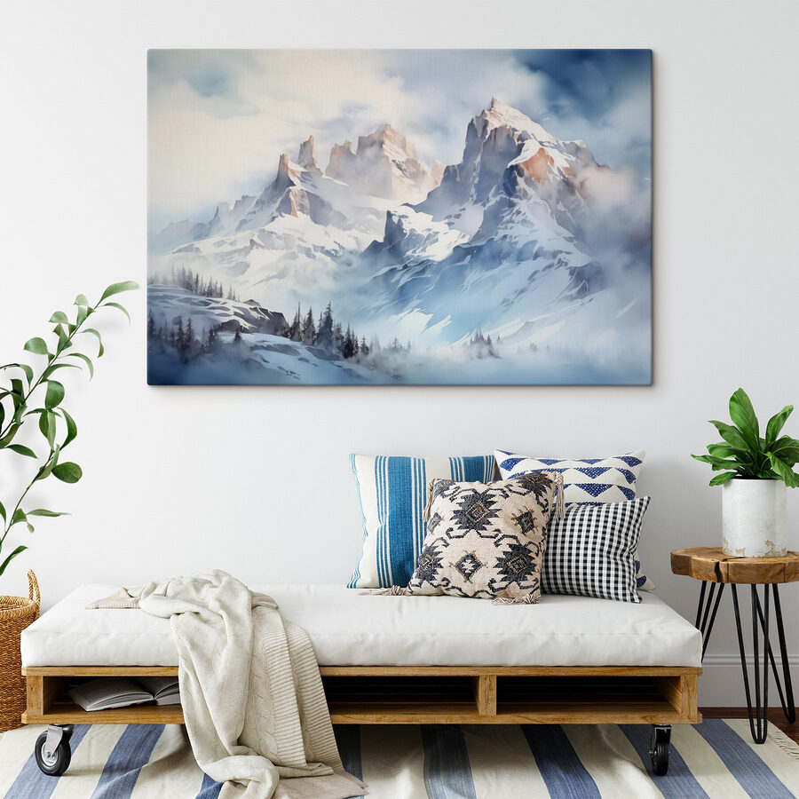 Besneeuwde bergketen met bomen