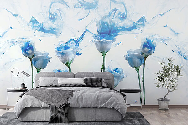 Groep bloemen met blauwe inkt in water Groep bloemen met blauwe inkt in water