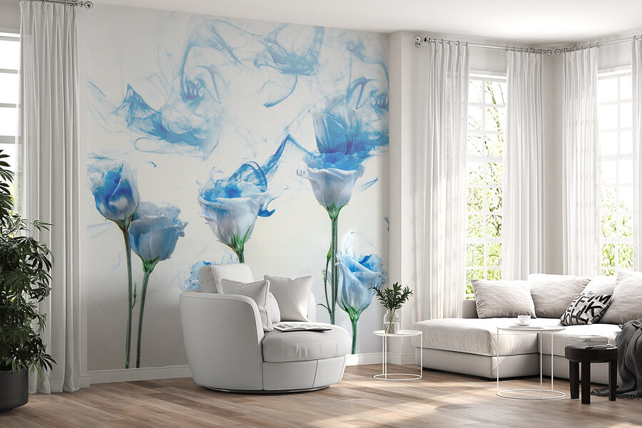 Groep bloemen met blauwe inkt in water Groep bloemen met blauwe inkt in water