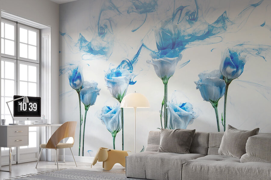 Groep bloemen met blauwe inkt in water Groep bloemen met blauwe inkt in water