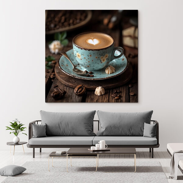 Kop koffie met hartvormig schuim in het schuim Kop koffie met hartvormig schuim in het schuim