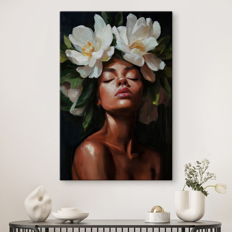 Vrouw met bloemen in haar haar