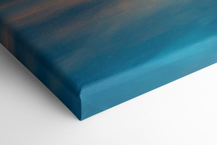 Blauwe en oranje lucht met wolken