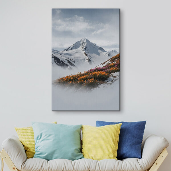 Berg met sneeuw en bloemen Berg met sneeuw en bloemen
