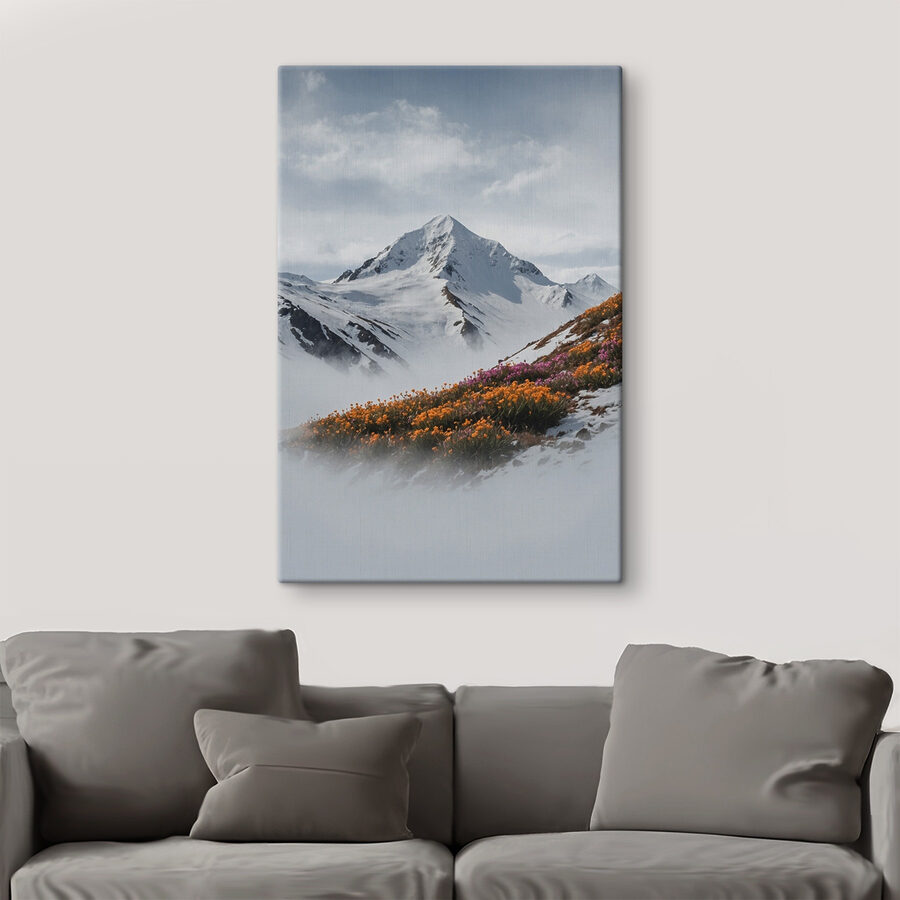 Berg met sneeuw en bloemen