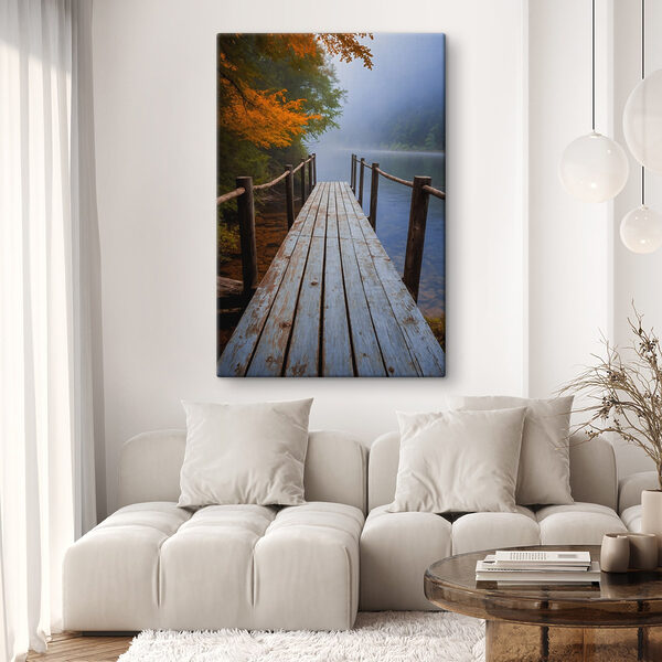 Houten steiger boven een waterlichaam Houten steiger boven een waterlichaam
