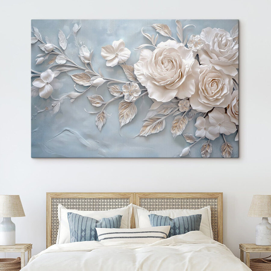 Witte bloemen en bladeren op een blauw oppervlak