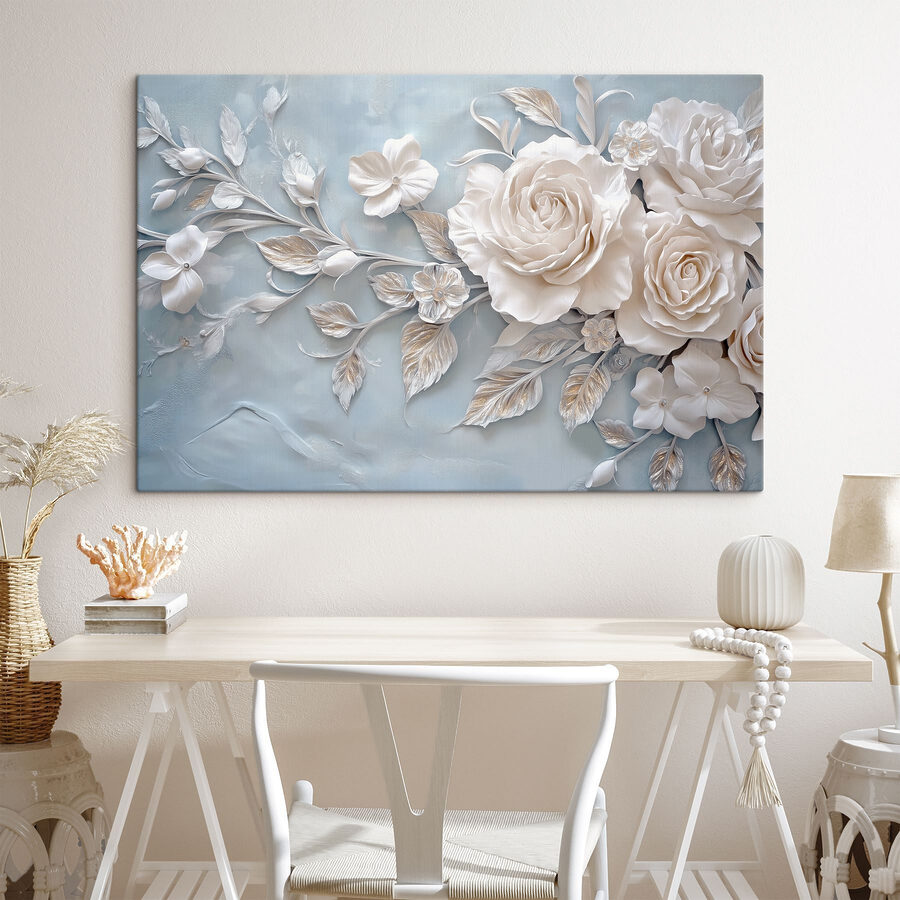 Witte bloemen en bladeren op een blauw oppervlak