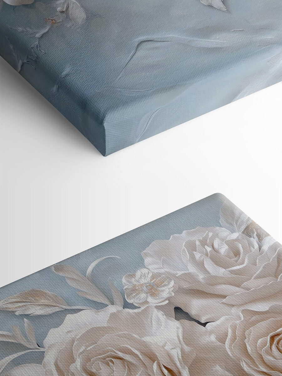 Witte bloemen en bladeren op een blauw oppervlak