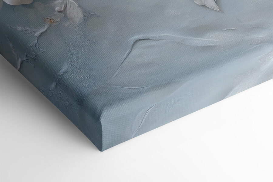 Witte bloemen en bladeren op een blauw oppervlak