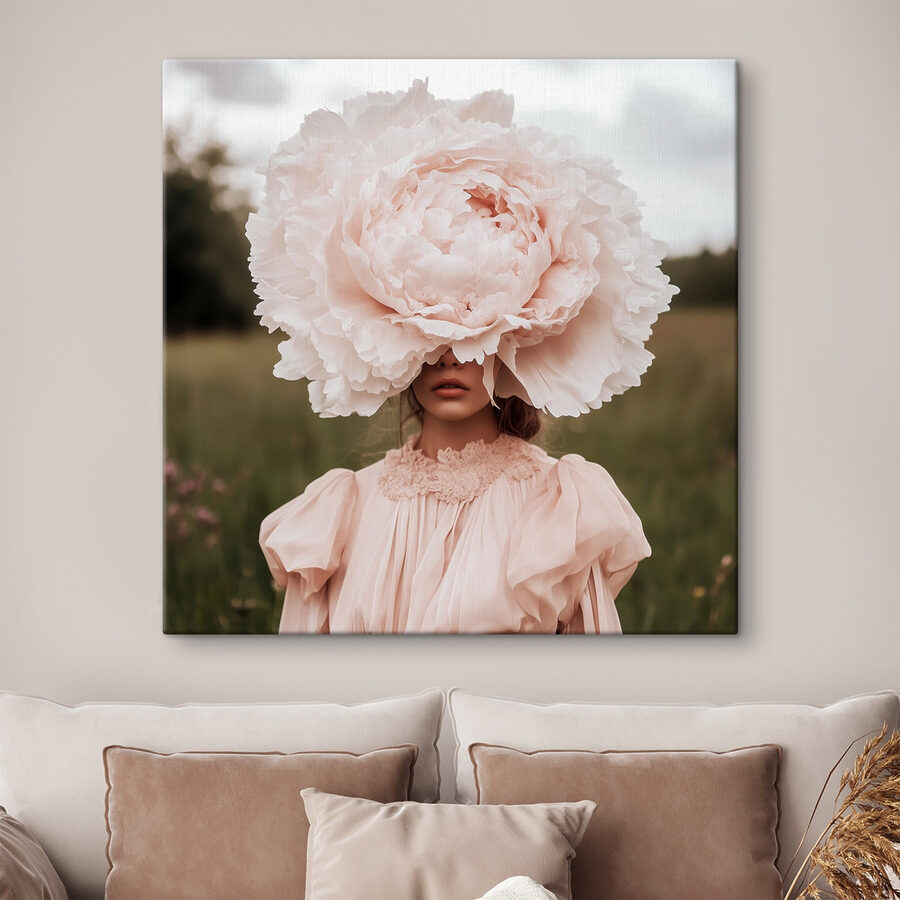 Vrouw in een jurk met een grote bloem over haar gezicht Vrouw in een jurk met een grote bloem over haar gezicht