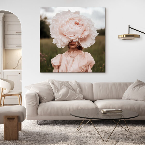 Vrouw in een jurk met een grote bloem over haar gezicht Vrouw in een jurk met een grote bloem over haar gezicht