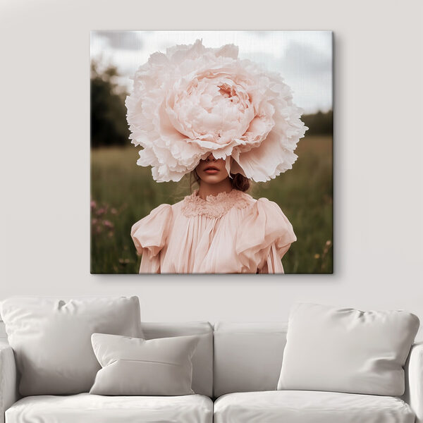 Vrouw in een jurk met een grote bloem over haar gezicht Vrouw in een jurk met een grote bloem over haar gezicht