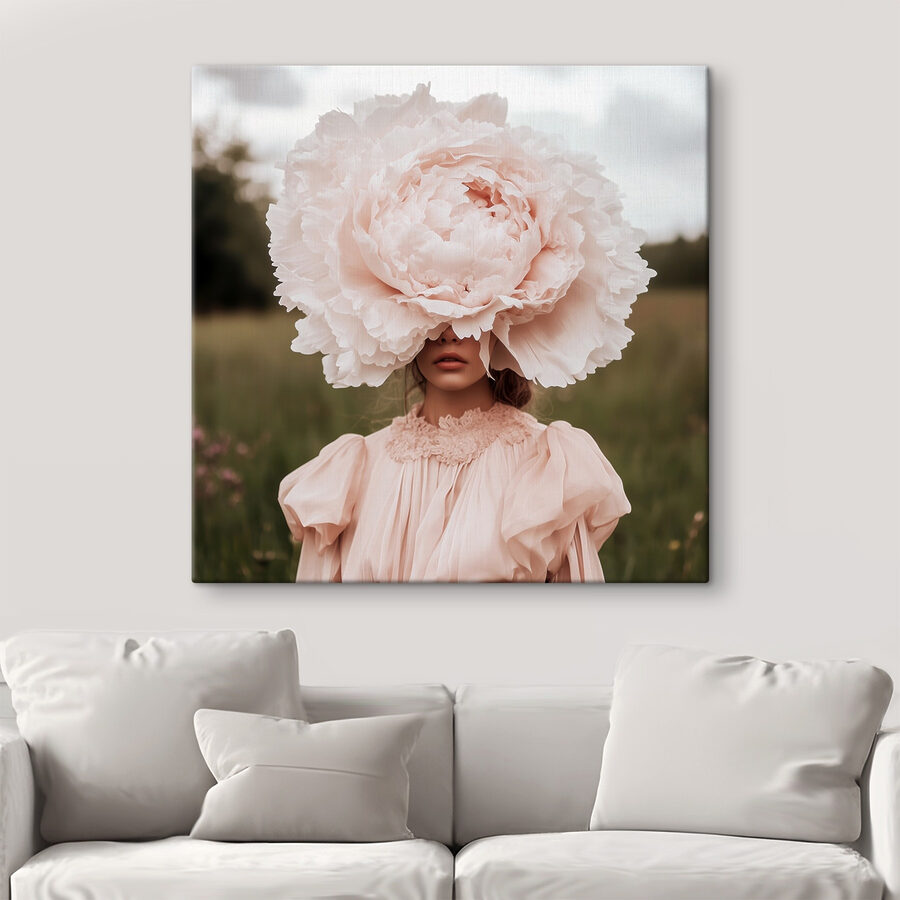 Vrouw in een jurk met een grote bloem over haar gezicht Vrouw in een jurk met een grote bloem over haar gezicht