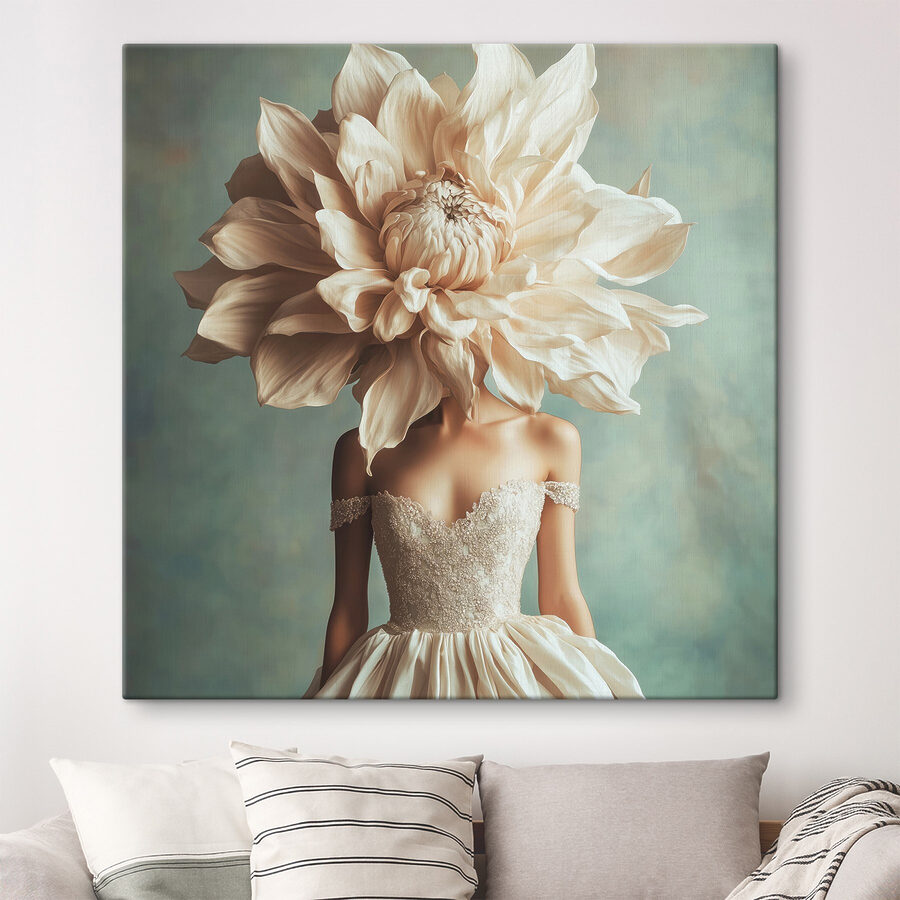 Vrouw in een jurk met een grote bloem op haar hoofd Vrouw in een jurk met een grote bloem op haar hoofd