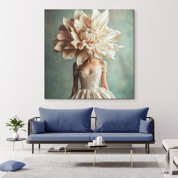 Vrouw in een jurk met een grote bloem op haar hoofd Vrouw in een jurk met een grote bloem op haar hoofd