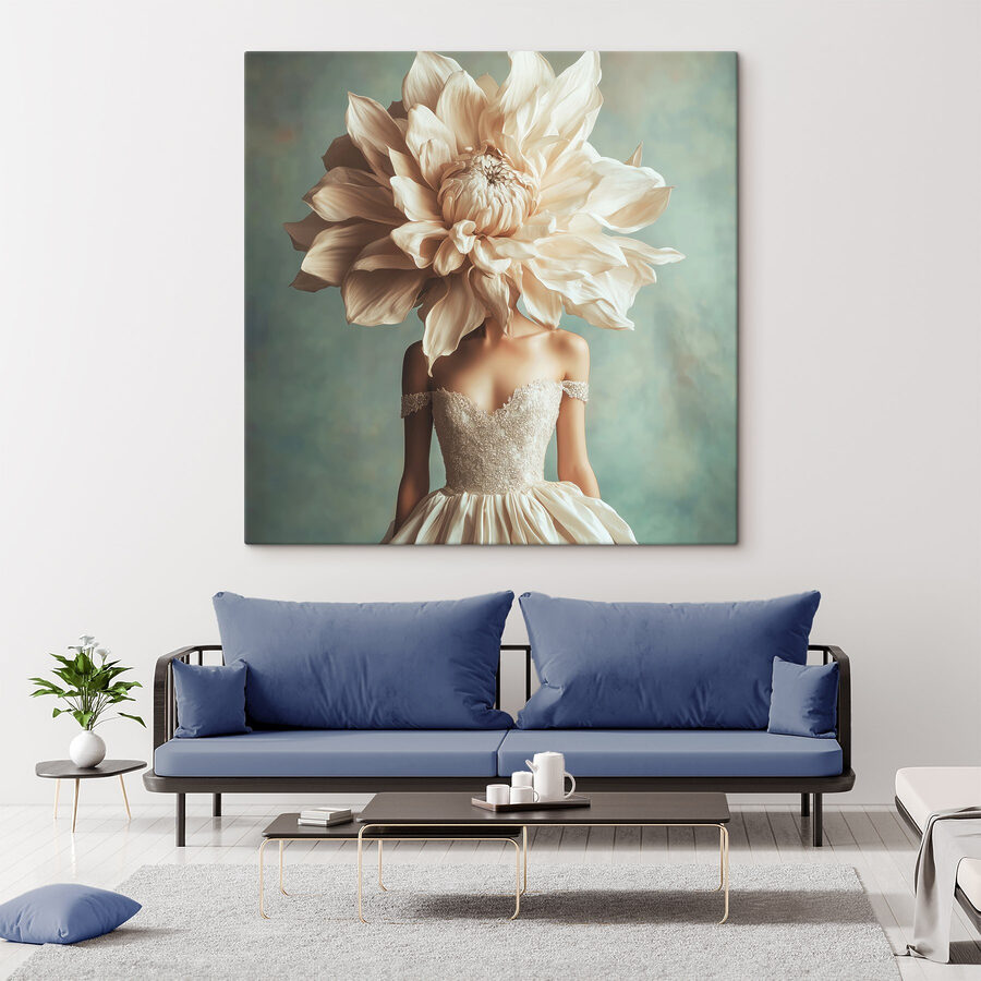 Vrouw in een jurk met een grote bloem op haar hoofd Vrouw in een jurk met een grote bloem op haar hoofd
