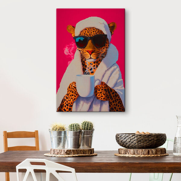 Schilderij van een luipaard in een gewaad en zonnebril die een beker vasthoudt Schilderij van een luipaard in een gewaad en zonnebril die een beker vasthoudt