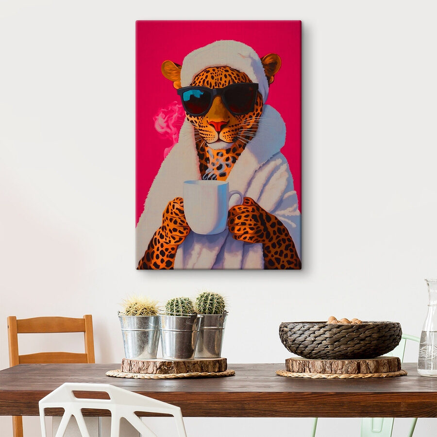 Schilderij van een luipaard in een gewaad en zonnebril die een beker vasthoudt Schilderij van een luipaard in een gewaad en zonnebril die een beker vasthoudt