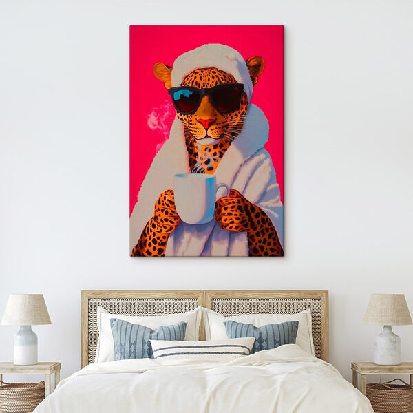 Schilderij van een luipaard in een gewaad en zonnebril die een beker vasthoudt Schilderij van een luipaard in een gewaad en zonnebril die een beker vasthoudt