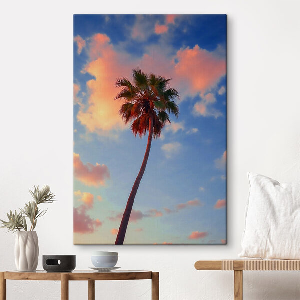 Palmboom met blauwe lucht en wolken Palmboom met blauwe lucht en wolken