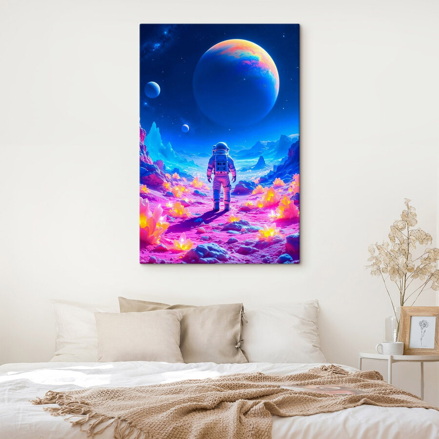 Astronaut loopt in een woestijn