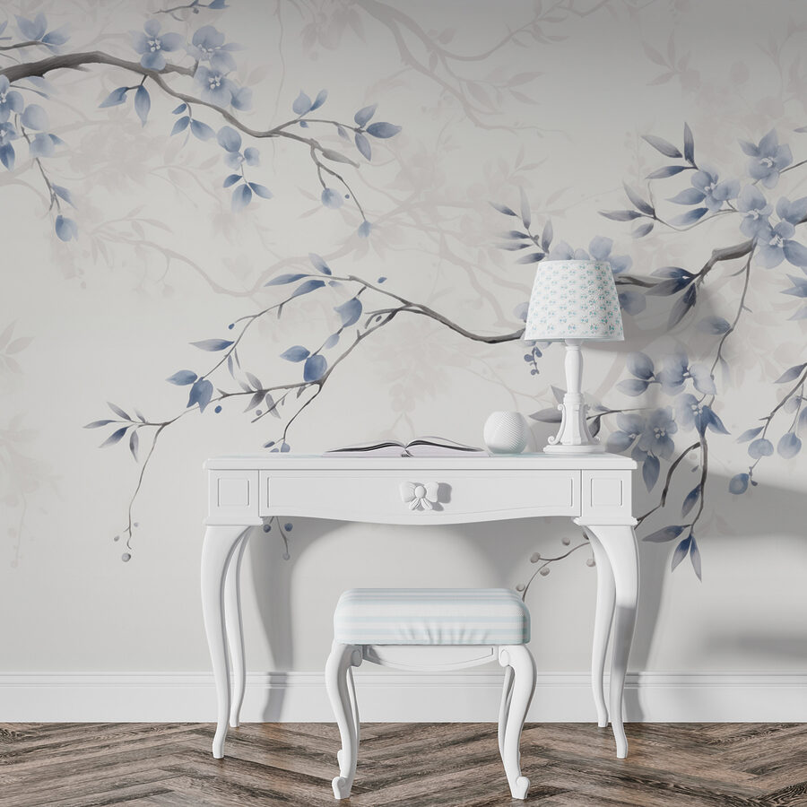 Tak met blauwe bloemen en bladeren