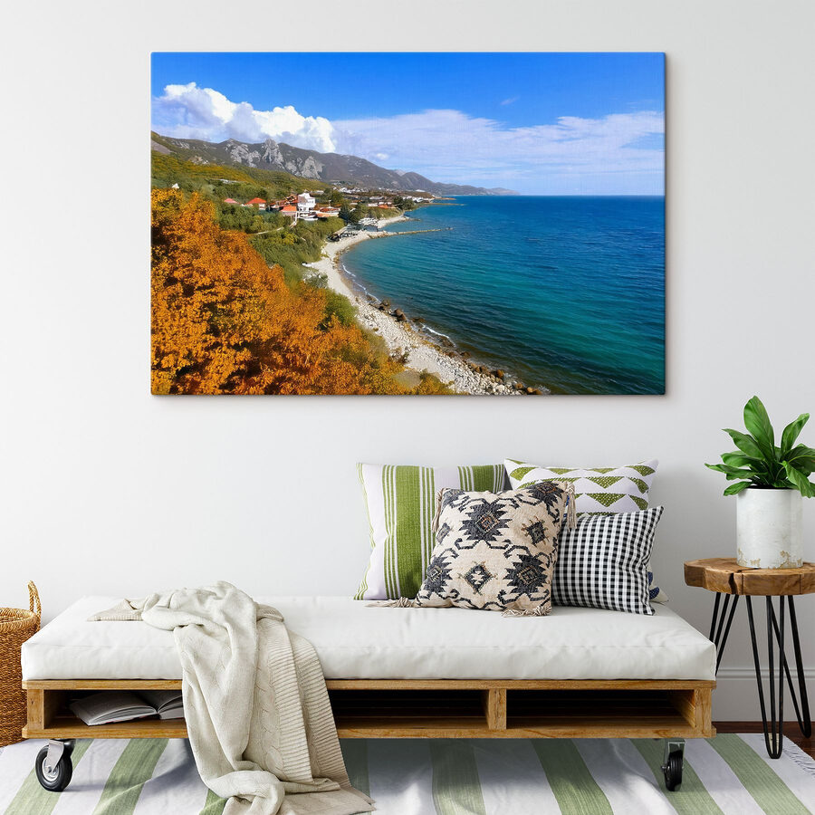 Strand met huizen en bomen aan de zijkant