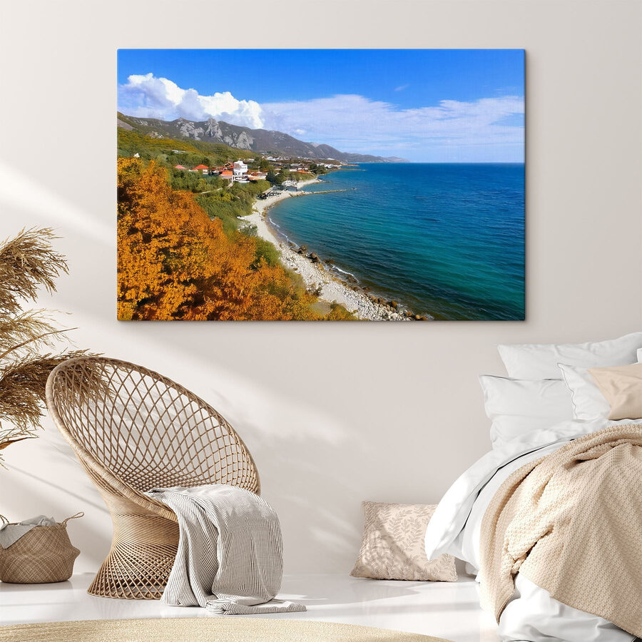 Strand met huizen en bomen aan de zijkant
