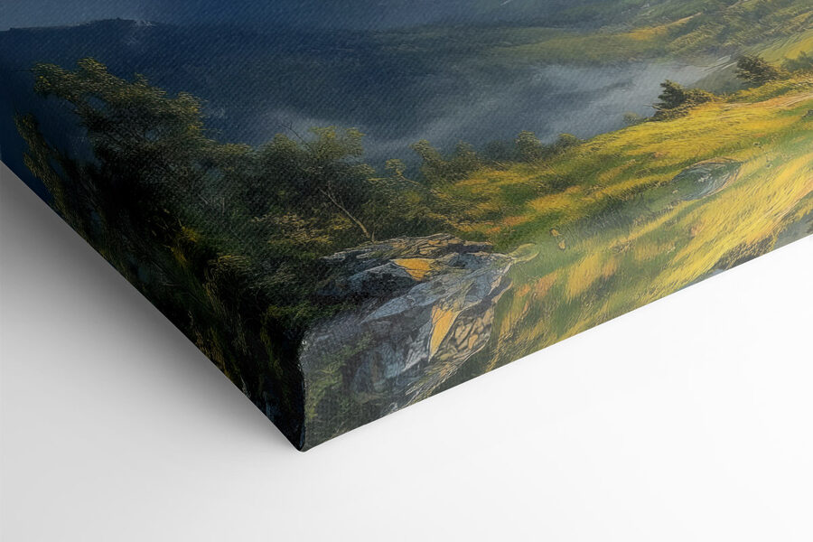 Landschap van bergen en een vallei met wolken en zon