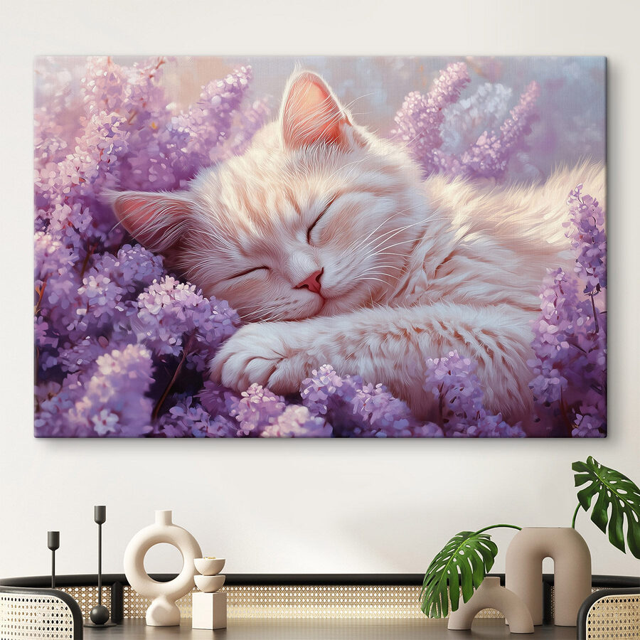 Slapende kat in een bloembed