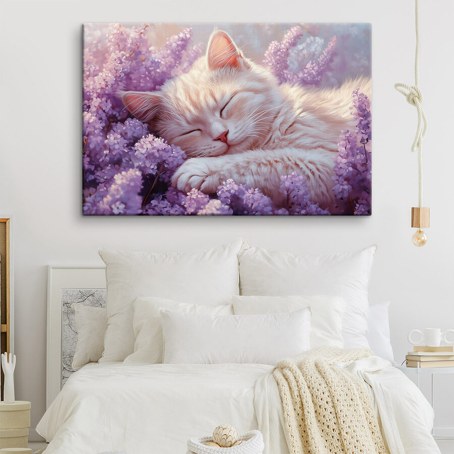 Slapende kat in een bloembed