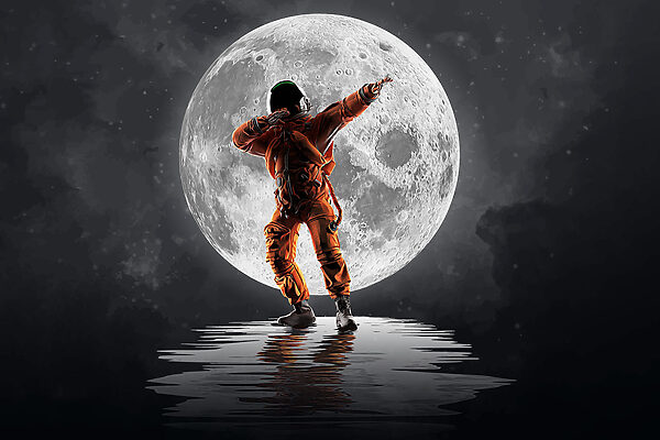 Man in oranje pak voor volle maan Man in oranje pak voor volle maan
