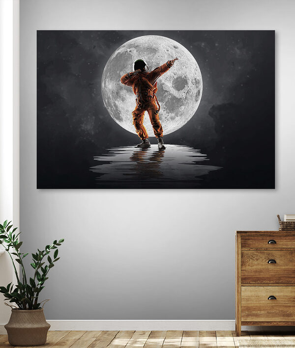 Man in oranje pak voor volle maan Man in oranje pak voor volle maan