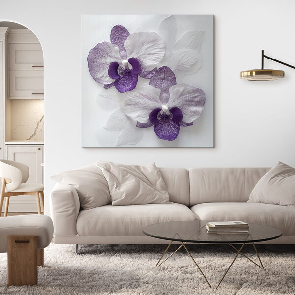 Paarse en witte bloemen op een wit oppervlak Paarse en witte bloemen op een wit oppervlak