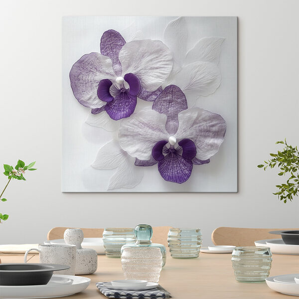 Paarse en witte bloemen op een wit oppervlak Paarse en witte bloemen op een wit oppervlak