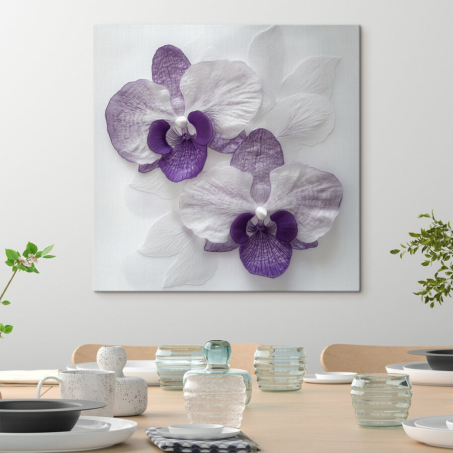 Paarse en witte bloemen op een wit oppervlak