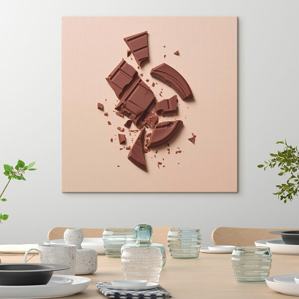 Gebroken chocoladereep op een roze oppervlak Gebroken chocoladereep op een roze oppervlak