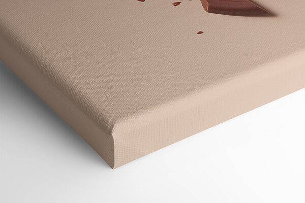 Gebroken chocoladereep op een roze oppervlak Gebroken chocoladereep op een roze oppervlak
