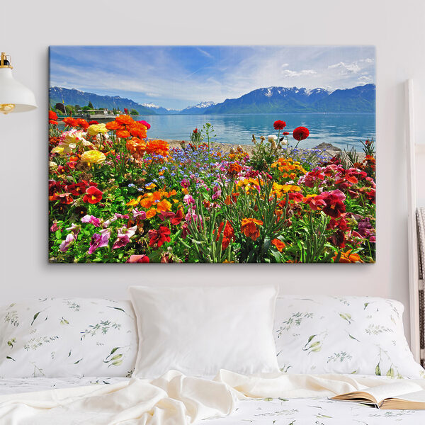 Bloembed met bloemen en een meer op de achtergrond Bloembed met bloemen en een meer op de achtergrond