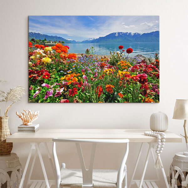 Bloembed met bloemen en een meer op de achtergrond Bloembed met bloemen en een meer op de achtergrond