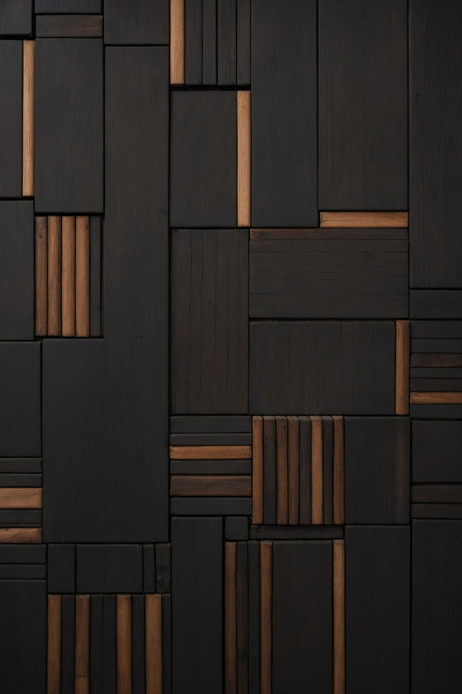 Wand van zwart en bruin hout