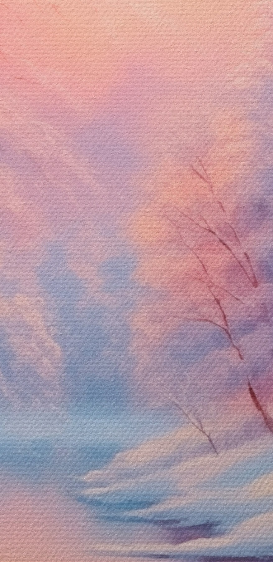Rivier met besneeuwde bomen en een roze zonsondergang