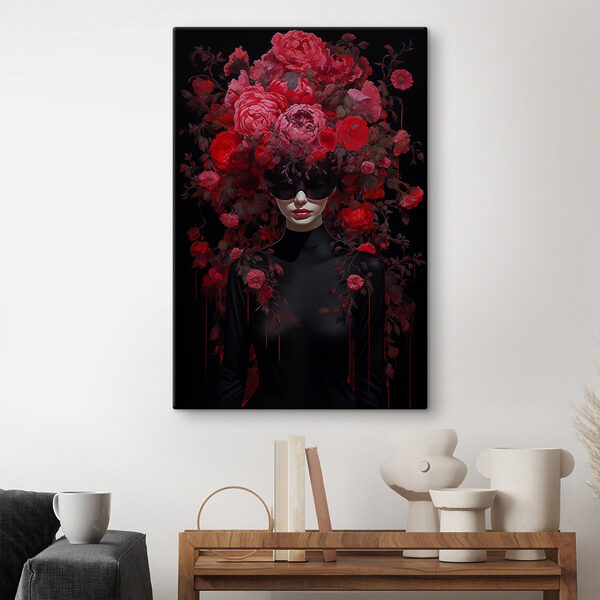 Vrouw met masker en bloemen op haar hoofd Vrouw met masker en bloemen op haar hoofd