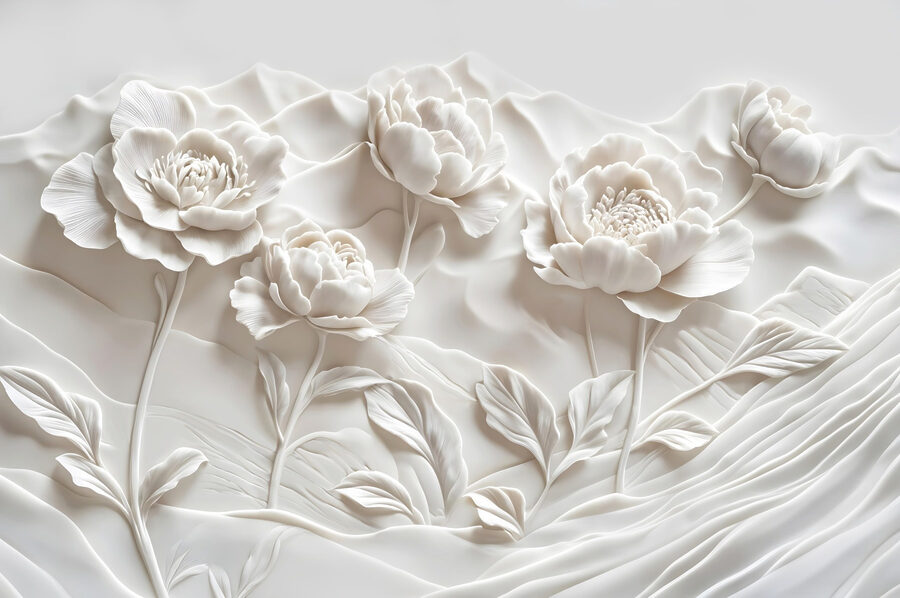 Snijwerk van witte bloemen op een muur