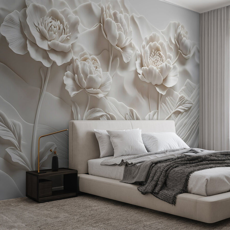 Snijwerk van witte bloemen op een muur
