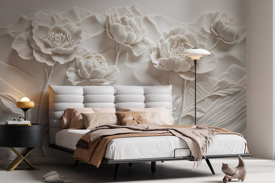 Snijwerk van witte bloemen op een muur