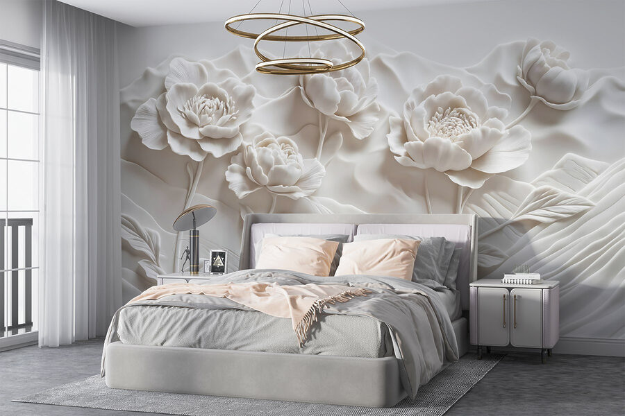 Snijwerk van witte bloemen op een muur