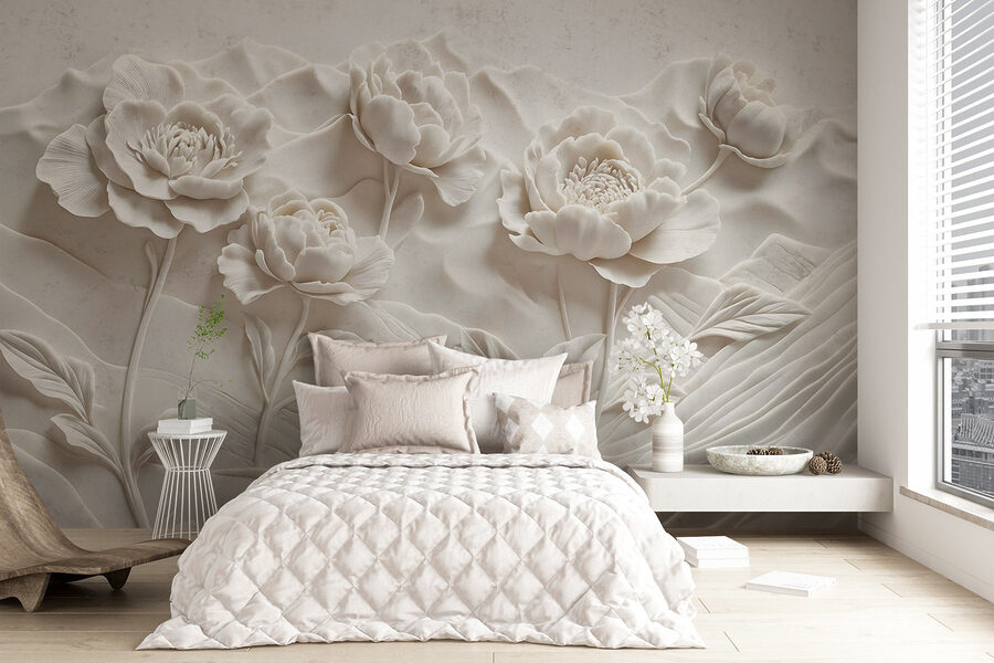 Snijwerk van witte bloemen op een muur