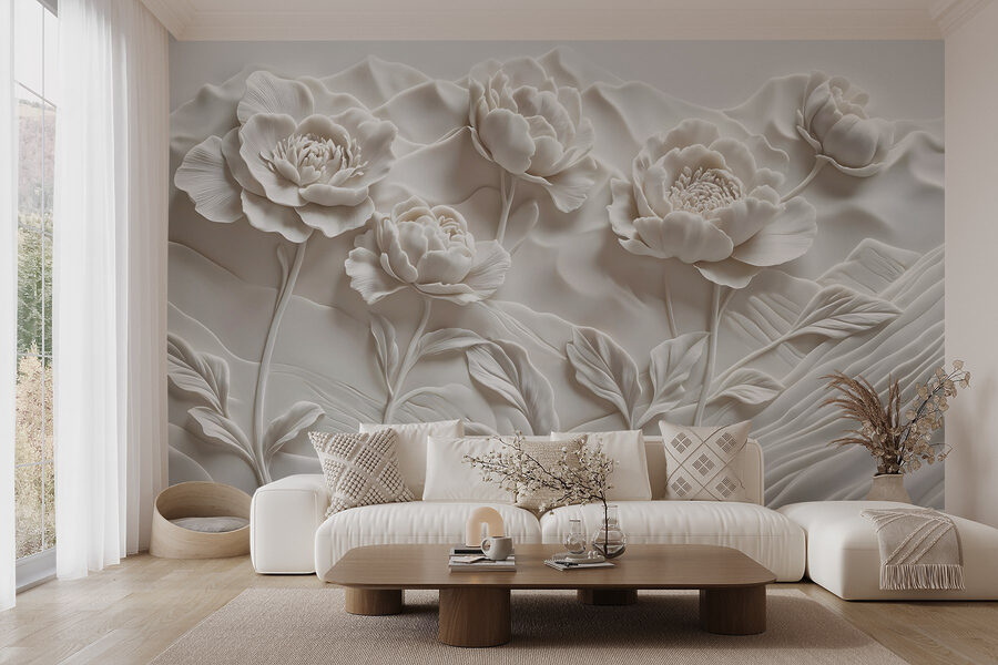 Snijwerk van witte bloemen op een muur